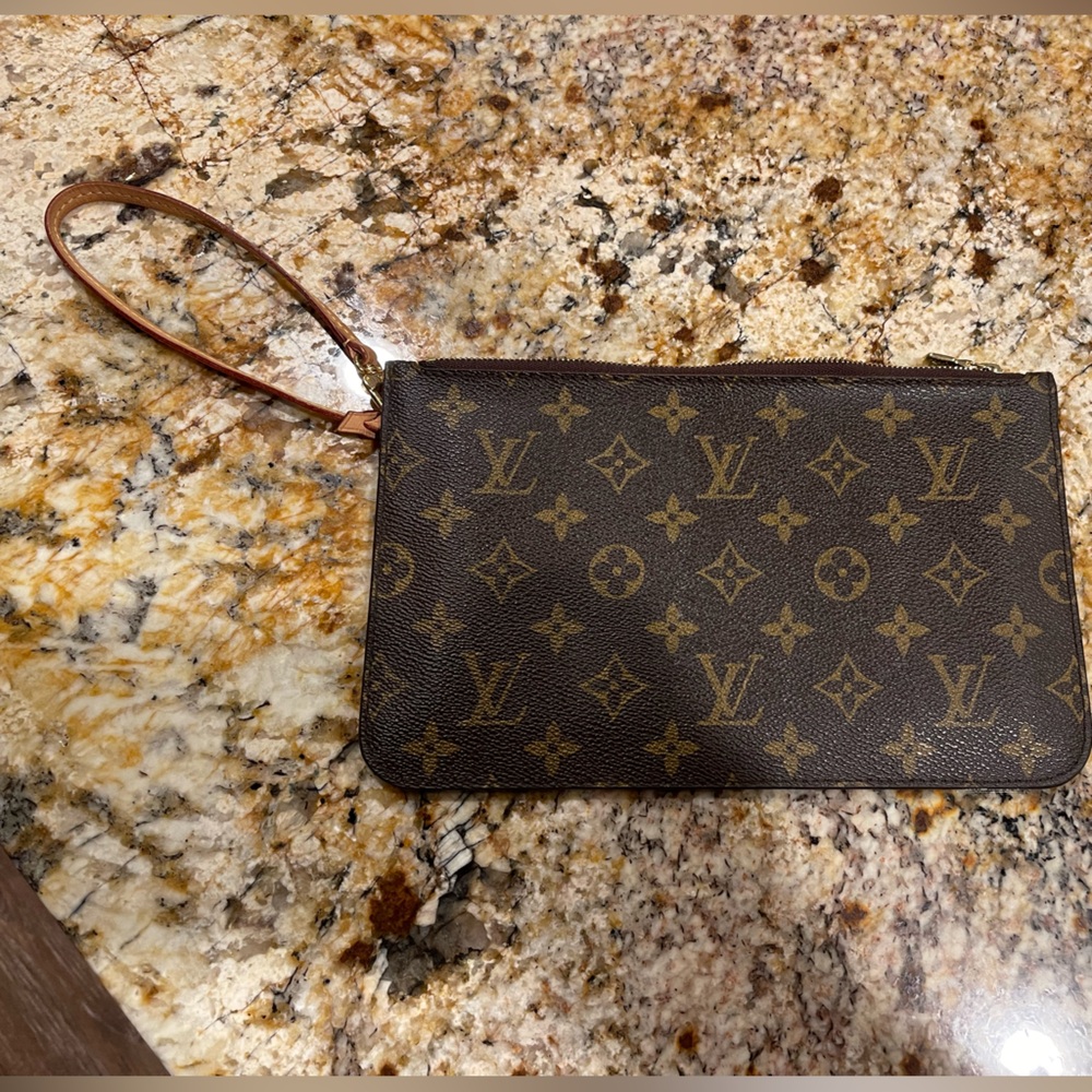 Like new authentic Louis Vuitton Neverfull wristlet - Monogram